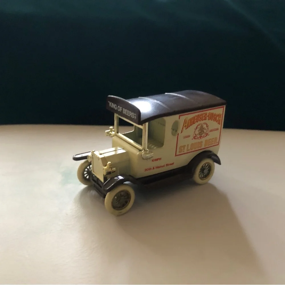 Budweiser Vintage Style Die-Cast Delivery Truck - Red & Cream 1979 Bundle 3